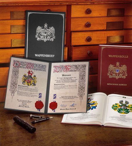 Aufgeklappter Wappen-Brief mit Beschreibung des Wappens, Wappenbegründung, Führungsberechtigung und Registriernummer.